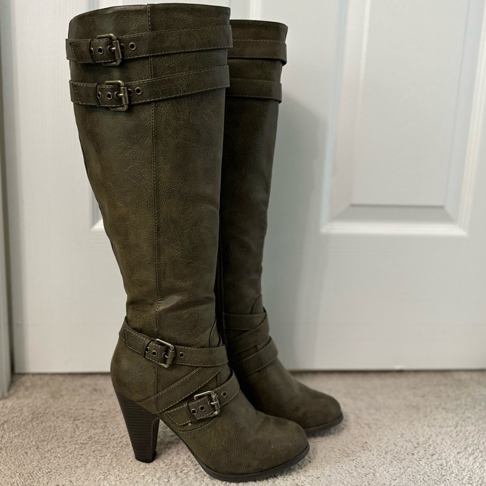 ShoeDazzle Isidore Boots Olive 7.5